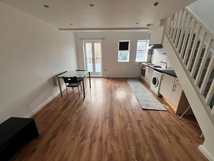 1 Bedroom Flat To Rent In Melbourne House, Melbourne Place, Bradford, BD5