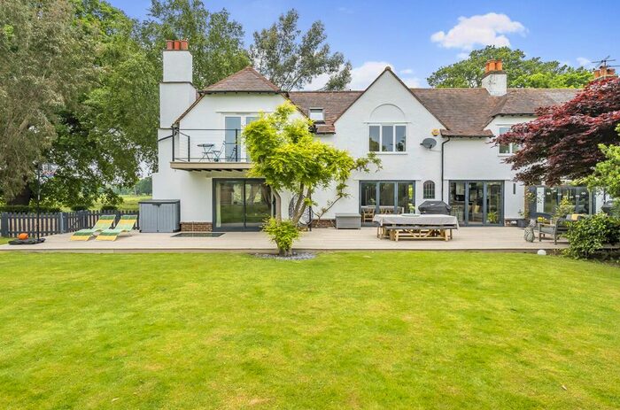 4 Bedroom Semi-Detached House For Sale In Papercourt Lane, Ripley, Woking, Surrey, GU23