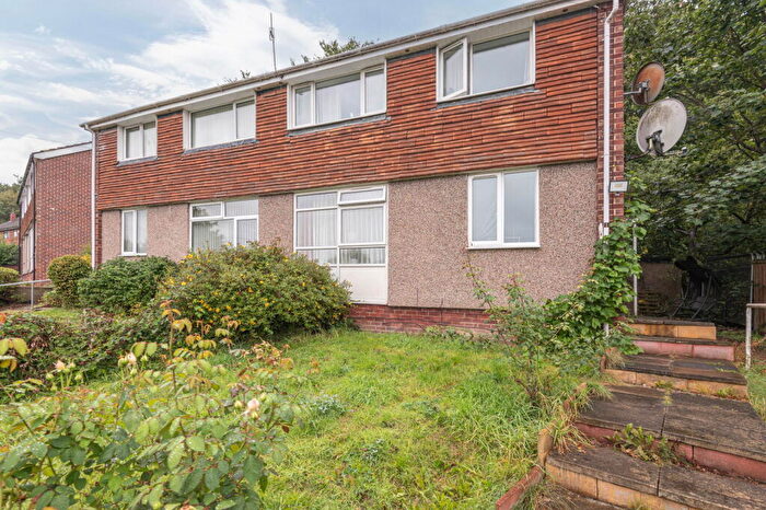 4 Bedroom Semi-Detached House For Sale In Foxcroft Green, Leeds, LS6
