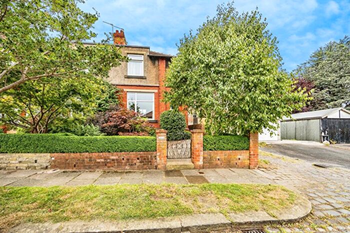 3 Bedroom End Of Terrace House For Sale In Grange Avenue, Birkby, Huddersfield, West Yorkshire, HD2