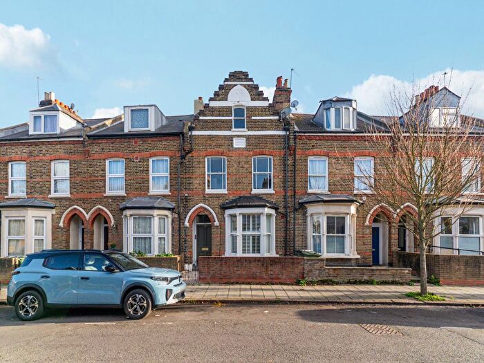 3 Bedroom Flat For Sale In Lowden Road, London, SE24