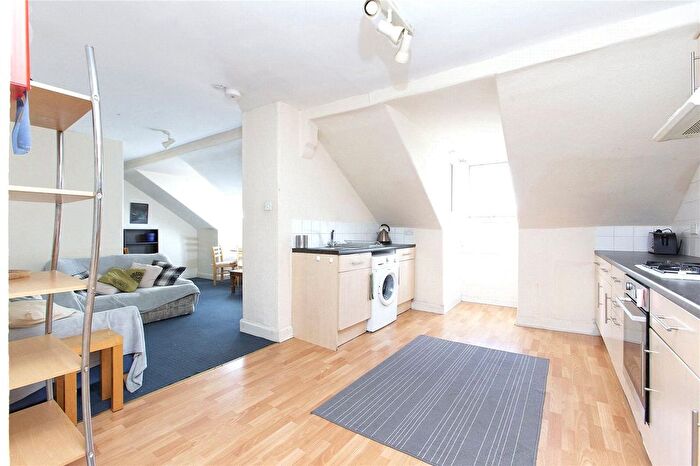3 Bedroom Flat To Rent In Crighton Place, Edinburgh, EH7