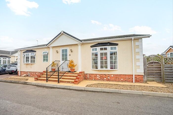 2 Bedroom Mobile/park Home For Sale In Swanlow Drive, Acaster Malbis, York, YO23