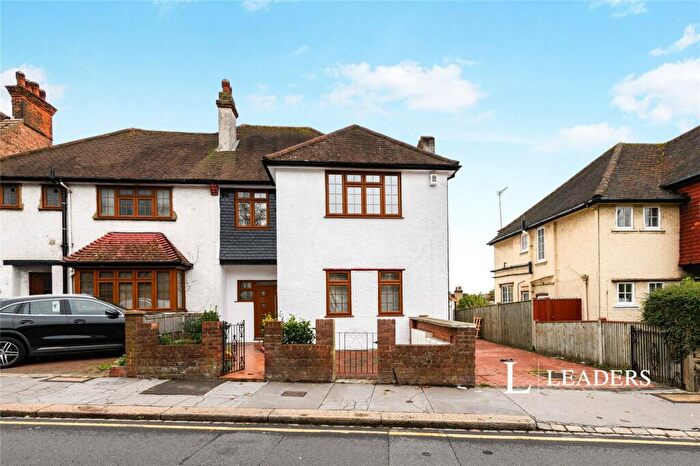 4 Bedroom Semi-Detached House To Rent In Coombe Road, CR0