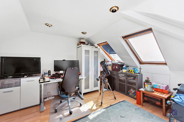 4 Bedroom Semi-Detached House To Rent In Thurlestone Avenue, London, N12