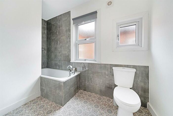 2 Bedroom Apartment To Rent In Diana Road, London, E17
