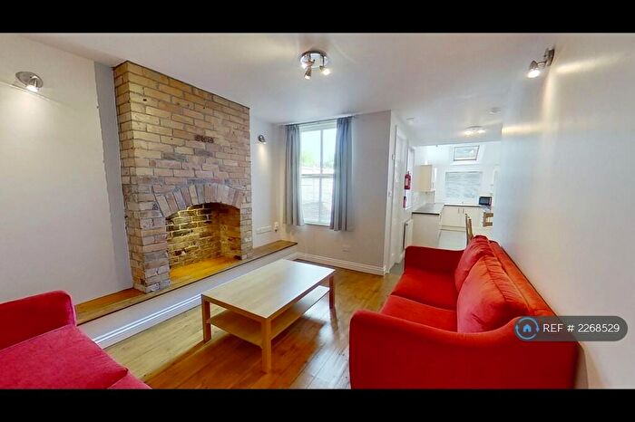 6 Bedroom Semi-Detached House To Rent In Cycle Road, Nottingham, NG7