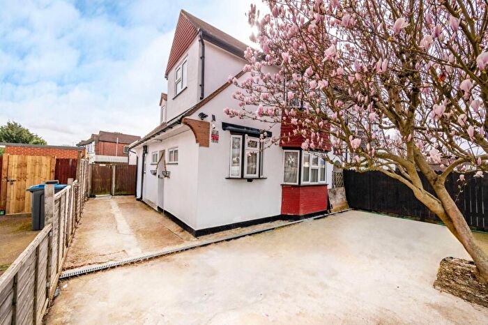 4 Bedroom Detached House For Sale In Malden Way, New Malden, KT3