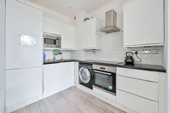 1 Bedroom Flat To Rent In Kennington Park Road, Kennington, London, SE11