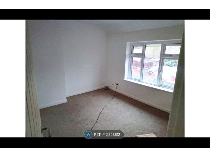 3 Bedroom Semi-Detached House To Rent In Foxglove Road, Dudley, DY1