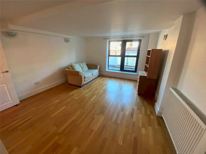 1 Bedroom Flat To Rent In Croydon Road, Caterham, Surrey, CR3