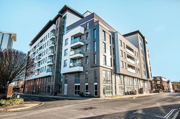 2 Bedroom Flat To Rent In College Street, Southampton, Hampshire, SO14