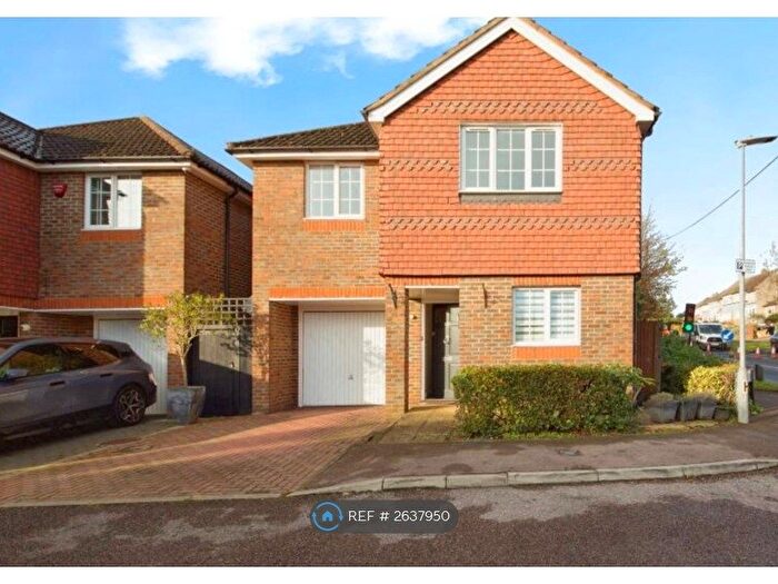 4 Bedroom Detached House To Rent In Friern Close, Cheshunt, Waltham Cross, EN7