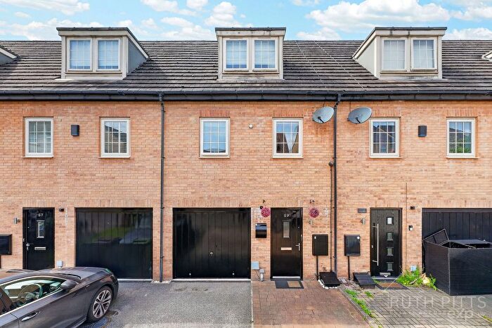 4 Bedroom Town House For Sale In Madison Close, Ackworth, WF7