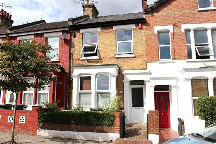 Studio To Rent In Queens Road, London, N11