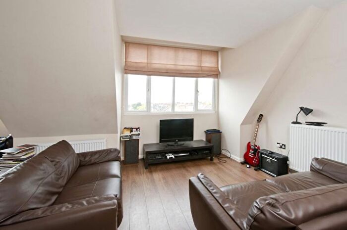 2 Bedroom Flat To Rent In Upper Tooting Road, London, SW17