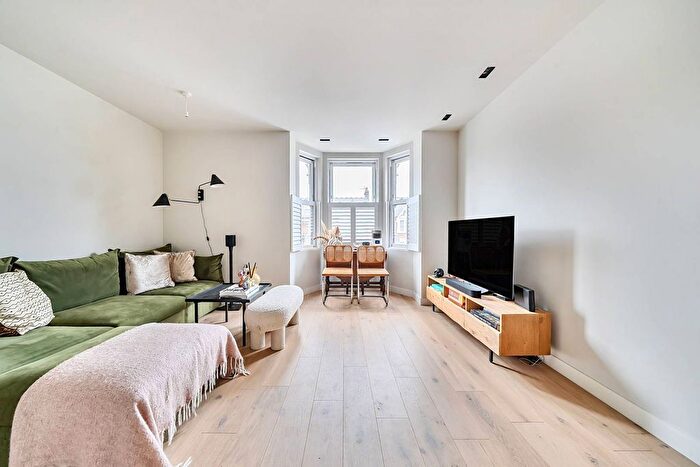 2 Bedroom Flat For Sale In Twyford Avenue, Ealing, Acton, W3