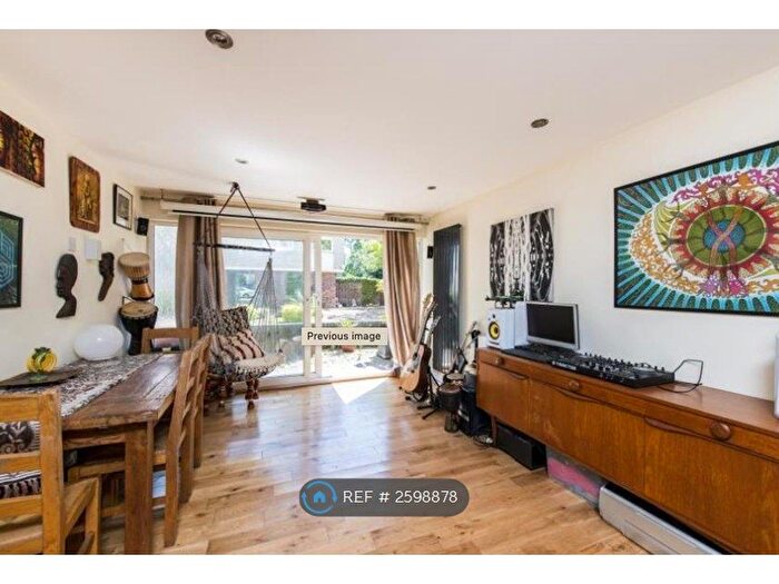 2 Bedroom Flat To Rent In Bloomsbury Close, London, W5