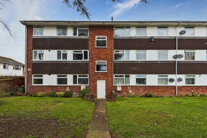 2 Bedroom Apartment To Rent In Bishops Walk, Aylesbury, HP21