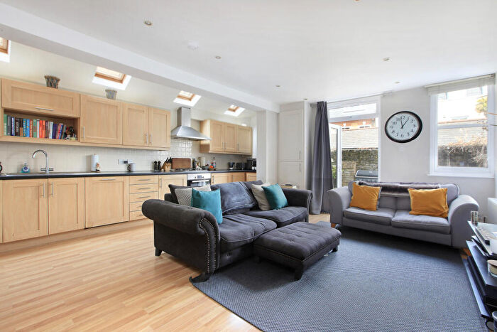 2 Bedroom Flat To Rent In Hazelbourne Road, Clapham South, London, SW12