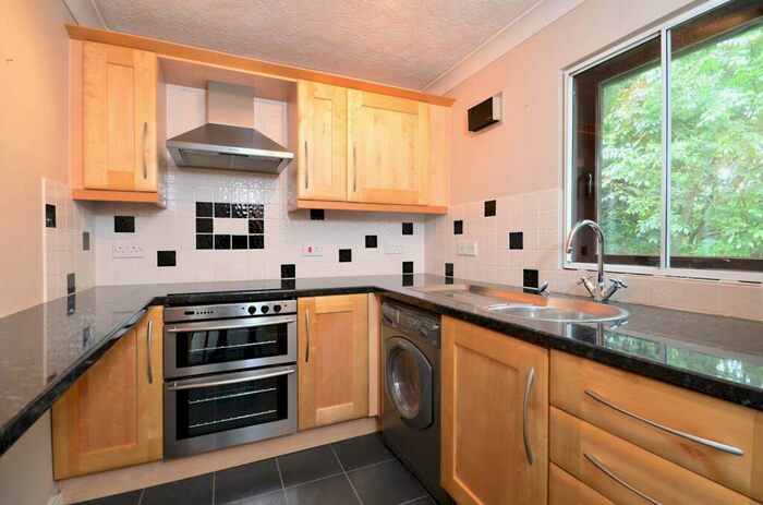 1 Bedroom Flat To Rent In Dairymans Walk, Burpham, Guildford, GU4