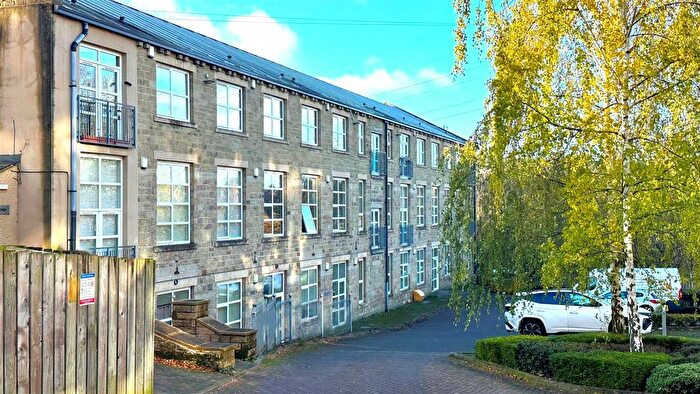 2 Bedroom Flat For Sale In Brackendale, Thackley, Bradford, BD10