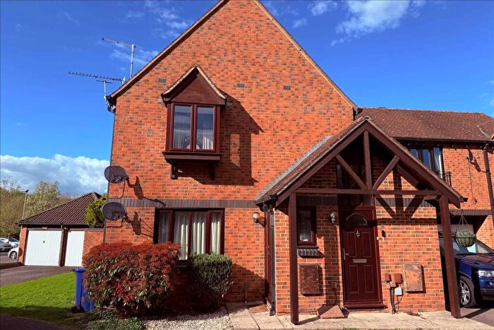 2 Bedroom Flat For Sale In Coney Grange, Warfield, Bracknell, Berkshire, RG42