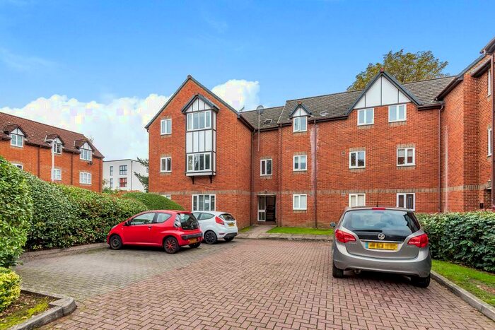 2 Bedroom Apartment To Rent In Rembrandt Way, Reading, RG1