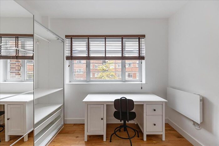 3 Bedroom Flat To Rent In West Kensington Court, London, SW6