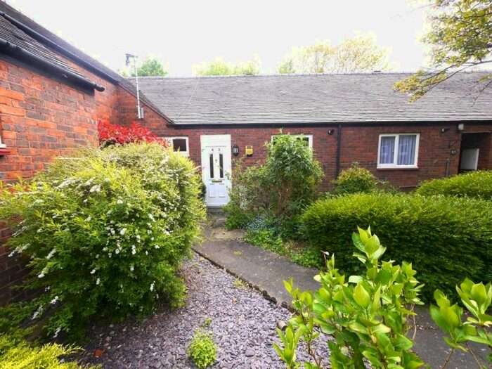 2 Bedroom Bungalow To Rent In Cedars Drive, Hillingdon, Uxbridge, UB10