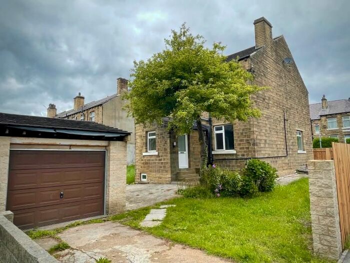 3 Bedroom Detached House To Rent In Dewhurst Road, Huddersfield, West Yorkshire, HD2