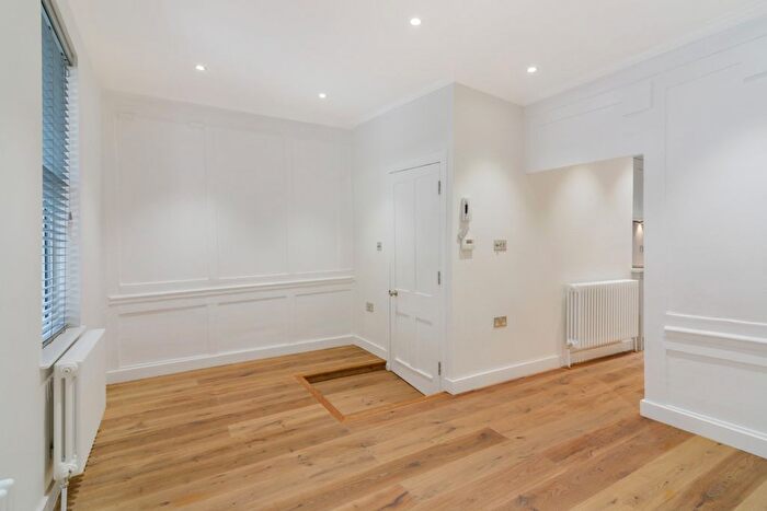 1 Bedroom Flat To Rent In Ganton Street, Soho, W1F