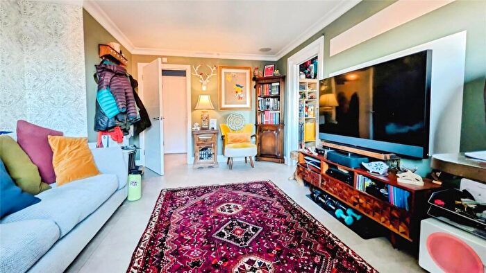 2 Bedroom Apartment For Sale In Hawthorn Drive, Crowthorne, Berkshire, RG45