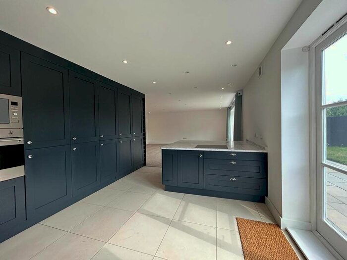 2 Bedroom Property To Rent In Park Mews, Park Lane, Sevenoaks, TN15