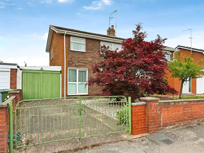 3 Bedroom Semi-Detached House For Sale In Bracebridge Avenue, Worksop, S80