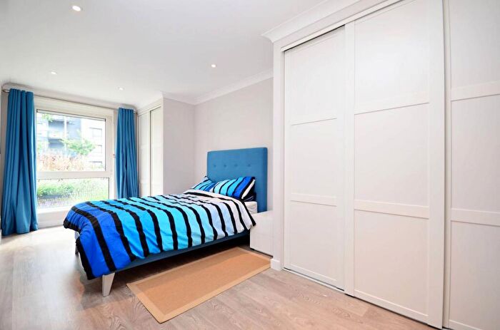 2 Bedroom Flat To Rent In Boardwalk Place, Canary Wharf, London, E14