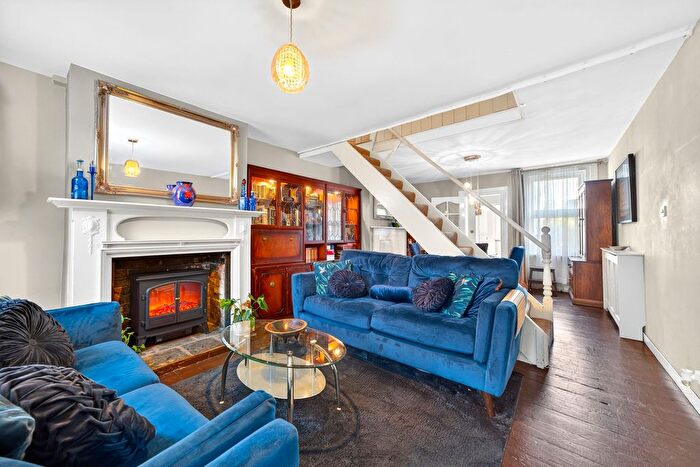 3 Bedroom Semi Detached House For Sale In Drayton Road, Borehamwood, WD6