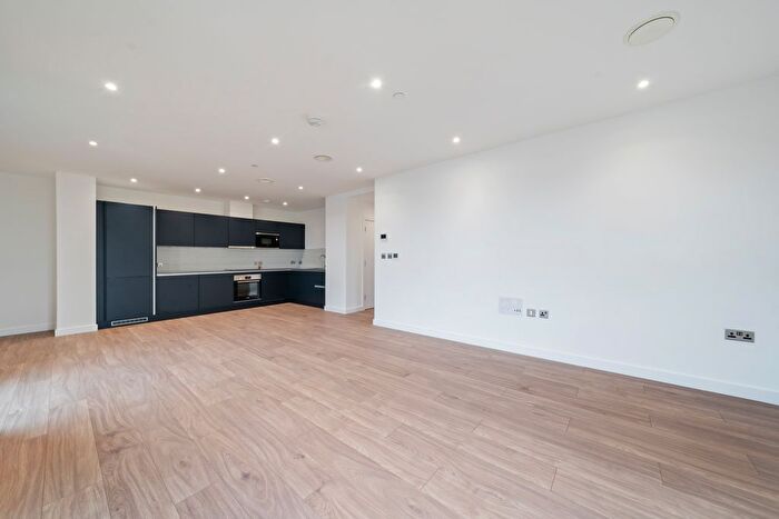 3 Bedroom Flat To Rent In Uncle Acton, Victoria Road, London, W3