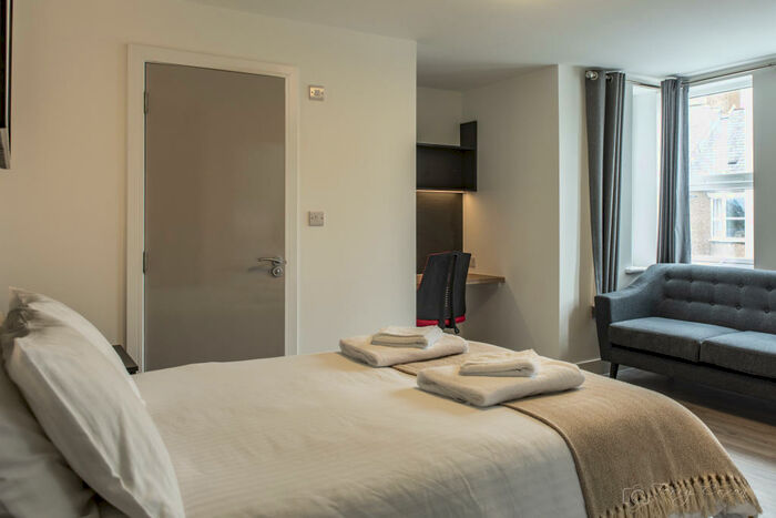 Studio To Rent In - Derrys Villa, Flat, PL4