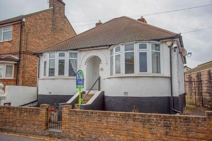3 Bedroom Bungalow To Rent In Alma Place, Strood, Kent, ME2