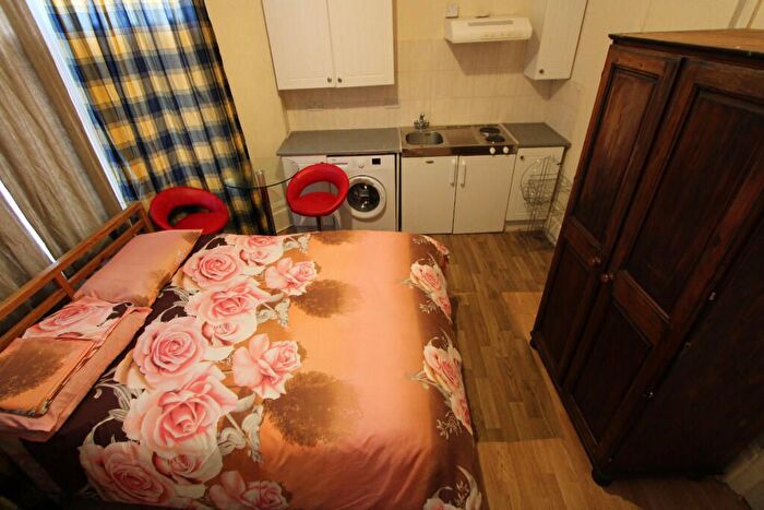 Studio To Rent In Riggindale Road, Streatham, London, SW16