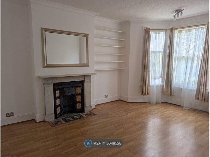 2 Bedroom Flat To Rent In Woodside, London, SW19