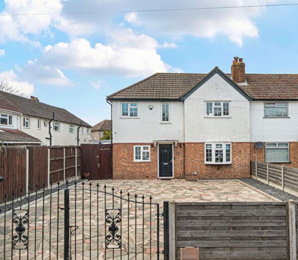 3 Bedroom End Terrace House For Sale In Parkfield Way, Bromley, BR2