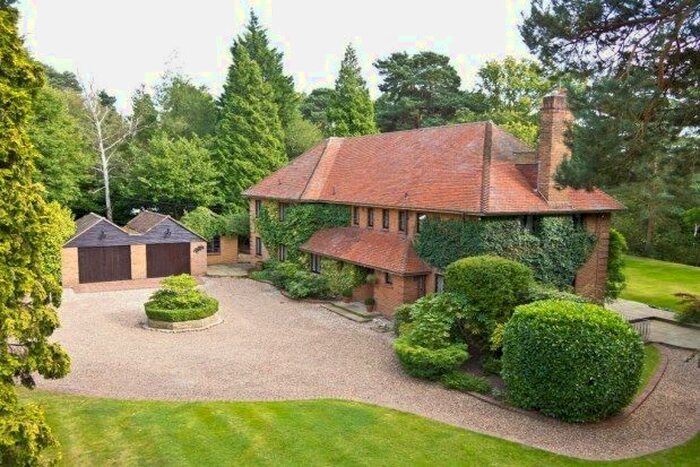 6 Bedroom Property To Rent In Brooks Close, Weybridge, KT13