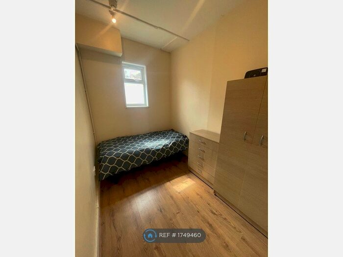 Studio To Rent In St. Pauls Road, London, N17