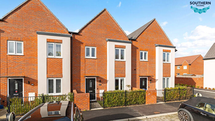 3 Bedroom House For Sale In Canada Avenue, Farnborough, GU14