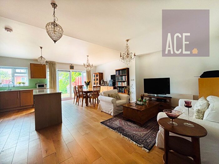 3 Bedroom Flat To Rent In Millet Road, Greenford, UB6