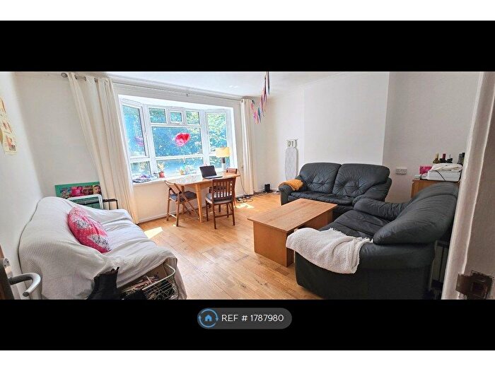 3 Bedroom Flat To Rent In Vince Court, London, N1