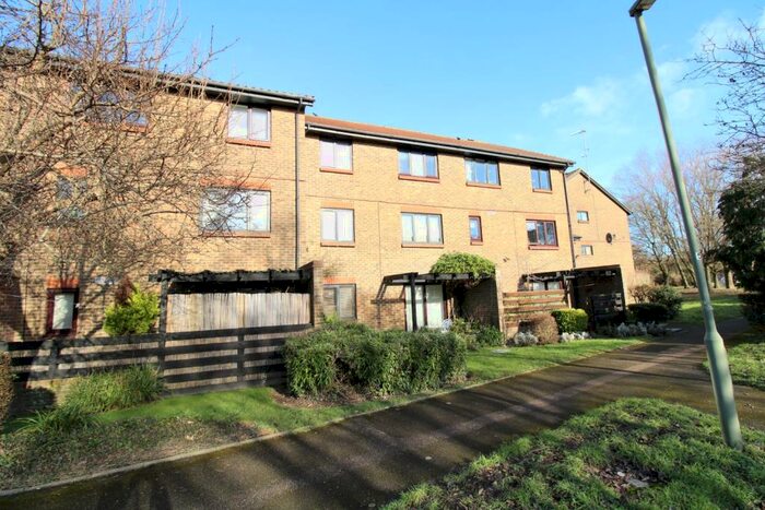 2 Bedroom Ground Flat To Rent In Whitecroft, Horley, Surrey, RH6