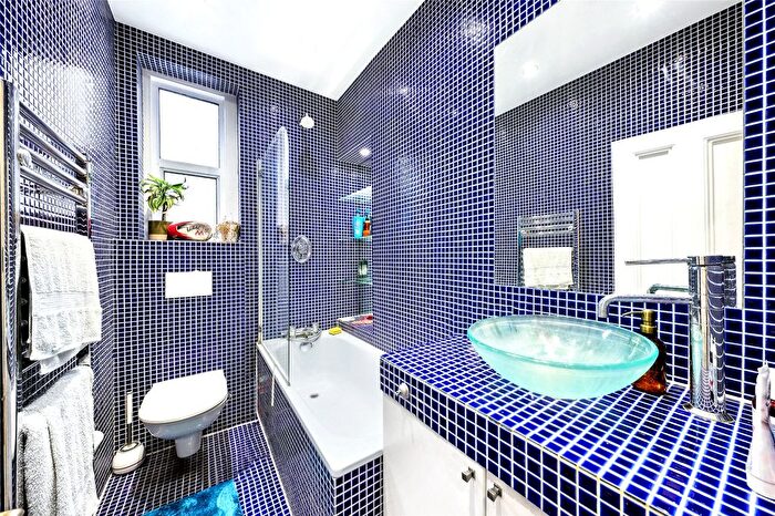 2 Bedroom Flat For Sale In Albert Mansions, Albert Bridge Road, London, SW11